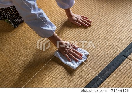 清潔風景傳統的日本房屋清潔 清潔風景傳統的日本房屋清潔 71349576