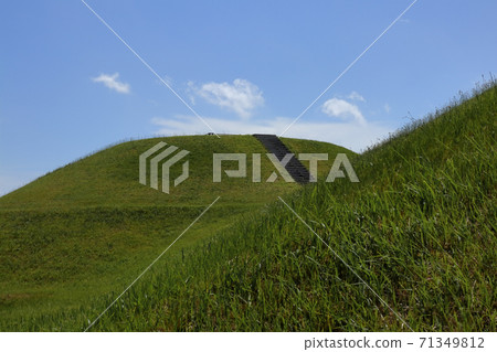 Romantic Ibaraki (Keyhole-shaped tumulus built off the coast of Kasumigaura, total length 85m, front width 40m, height 6m, rear circle diameter 48m, height 8m) 71349812