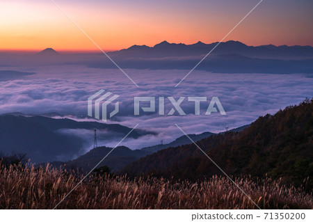 《Nagano Prefecture》 The dawn of Mt. Fuji and Takabotchi plateau in the sea of clouds 71350200