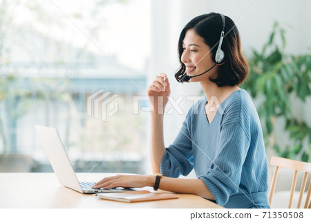 在家工作女性 71350508