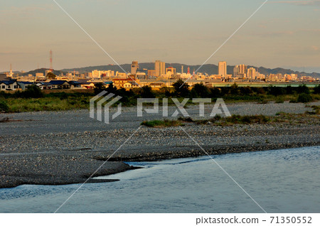 靜岡市安倍河清澈的溪流，秋天的景色 71350552