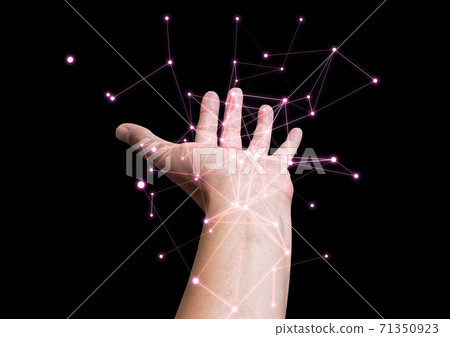 漂浮在手掌上的幾何圖形與科學技術的概念 71350923