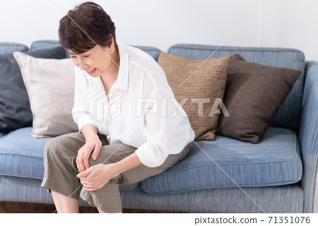 一個女人患有膝蓋疼痛 71351076