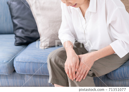 一個女人患有膝蓋疼痛 71351077