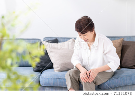 一個女人患有膝蓋疼痛 71351078