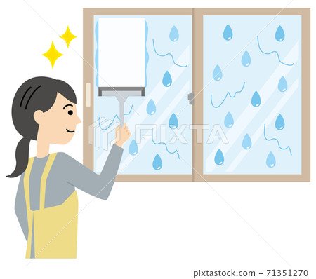一名圍裙的婦女用濕的刮水器清洗窗口弄濕了結露 一名圍裙的婦女用濕的刮水器清洗窗口弄濕了結露 71351270