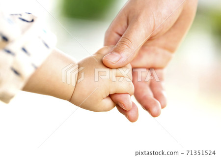 Mother and baby hold hands Parent-child contact 71351524