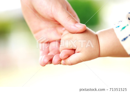 媽媽和寶寶手牽著手的親子接觸 媽媽和寶寶手牽著手的親子接觸 71351525