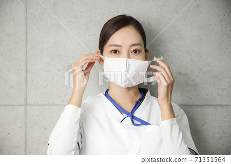 Female health care worker wearing a mask 71351564