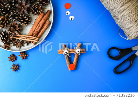 Top view of making Christmas decoration. Deer from cinnamon sticks. Children's art project, a craft for children. DIY concept. Step by step 4 Top view of making Christmas decoration. Deer from cinnamon sticks. Children's art project, a craft for children. DIY concept. Step by step 4 71352236