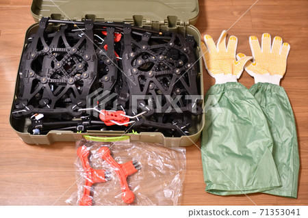 Non-metal tire chains on snowy roads 71353041