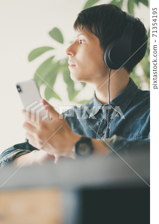 music, musical, smartphone 71354195