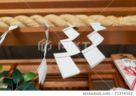 紙掛在神的架子上 71354582