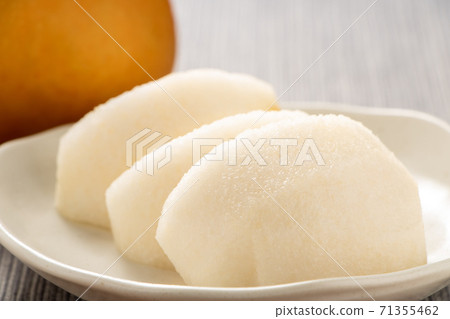 Cut pear (Nanmizu). 71355462