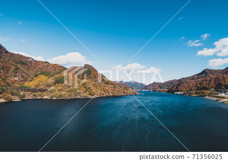 八葉湖吾妻山與秋天的落葉山從富藤大橋的景色超廣角2020.11 d-2電影風格 71356025