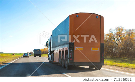 an unusual trailer for a trucker truck with a broken frame and a sloth lifting axle 71356091
