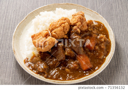 Fried chicken curry (fried chicken topping beef curry rice). Fried chicken curry (fried chicken topping beef curry rice). 71356132