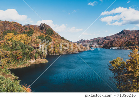 八葉湖吾妻山與秋山不動大橋的景色2020.11 a-2電影風格 71356210