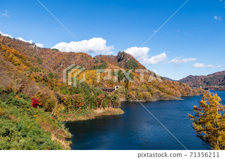 矢場吾妻湖和秋山不動大橋的景色2020.11 b-1 71356211