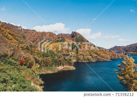 從矢場湖吾妻和秋山不動秋橋的景色2020.11 B-2電影風格 71356212