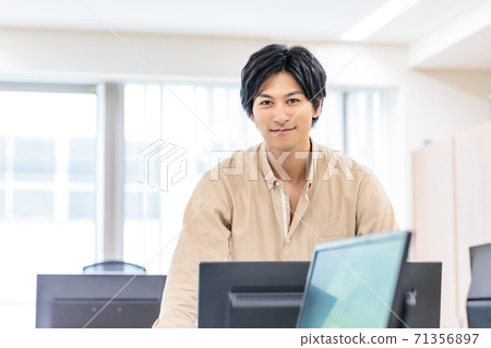 一名商人在辦公室向他的下屬發出指示 一名商人在辦公室向他的下屬發出指示 71356897