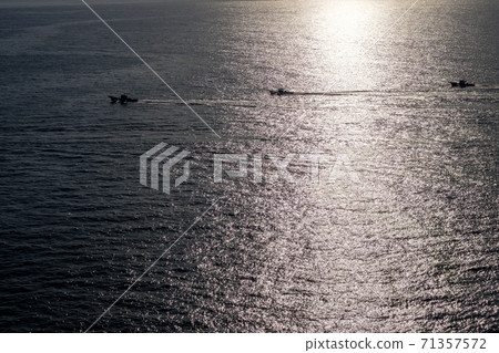 釣魚在早晨海區域的三艘船 71357572