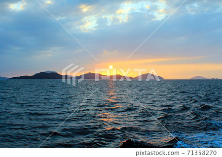 [香川]從高島到多津港的輪渡上看到的日落 71358270