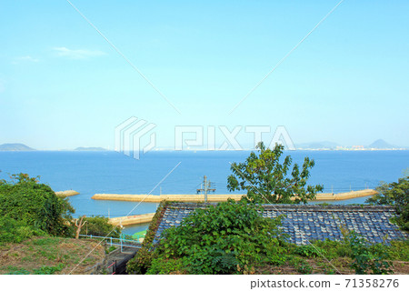 [Kagawa] Takami Island Cityscape and Seto Inland Sea seen from a hill 71358276