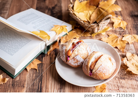 Bread, tableware and foreign books 71358363