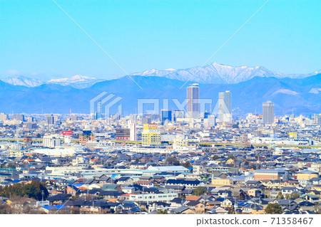 岐阜站和雪山前的摩天大樓風光 71358467