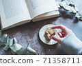 糖果和桌上的書 71358711