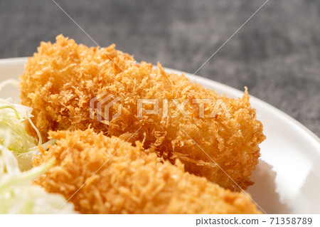 A bale-shaped cream croquette. 71358789