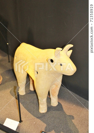 Cow-shaped haniwa 71358919