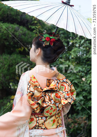 Show a gorgeous furisode obi tie 71359765