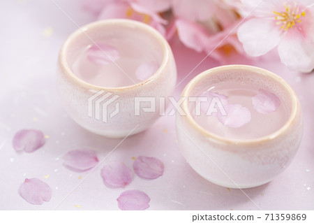 Sake with floating cherry blossom petals_Inoguchi Sake with floating cherry blossom petals_Inoguchi 71359869