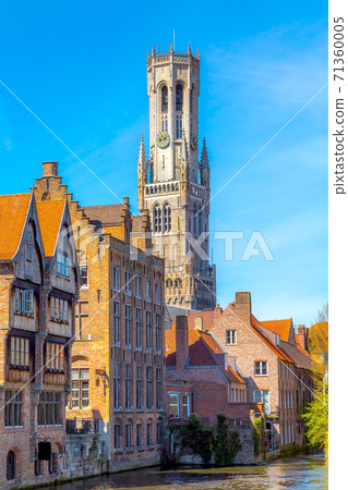 Houses and tower Belfort in Bruges, Belgium Houses and tower Belfort in Bruges, Belgium 71360005