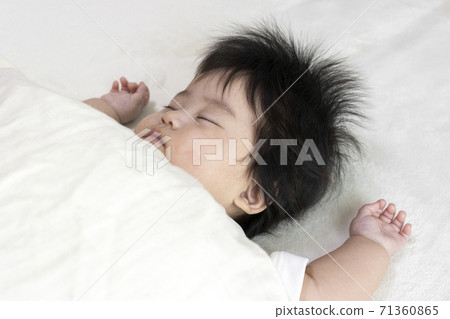 Baby's face sleeping on a futon, 0 years old, 4 months old, girl 71360865