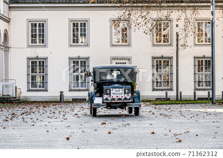 Jusrt Married Sign with Wedding Couple in old antique Oldtimer Car 1928 during a Wedding Decorated 71362312