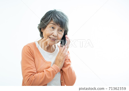 有一張混亂的面孔的資深婦女,資深婦女談話在智能手機,銀一代,年長婦女,畫象 有一張混亂的面孔的資深婦女,資深婦女談話在智能手機,銀一代,年長婦女,畫象 71362359