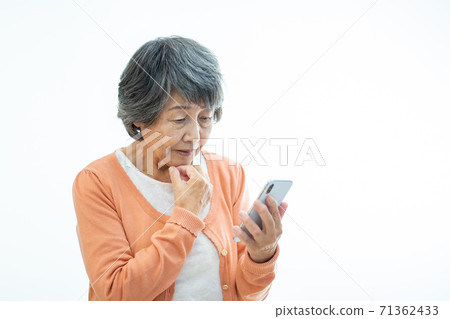Senior woman with a troubled face Senior woman operating a smartphone Silver generation Elderly woman Portrait Senior woman with a troubled face Senior woman operating a smartphone Silver generation Elderly woman Portrait 71362433