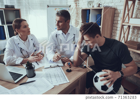 Male and female doctors with stethoscope in office Male and female doctors with stethoscope in office 71363283