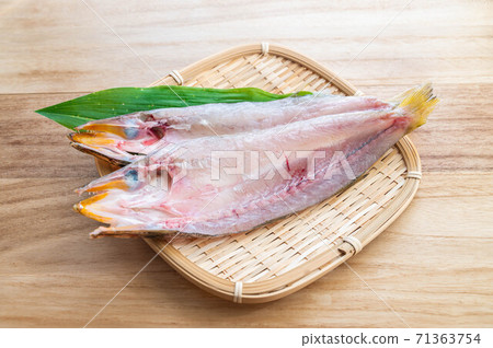 Raw red barracuda opening Raw red barracuda opening 71363754