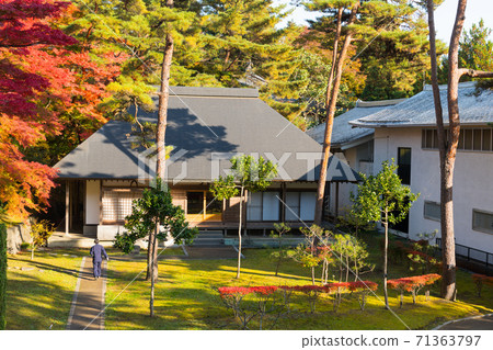 World heritage Iwate Chusonji autumn leaves 71363797