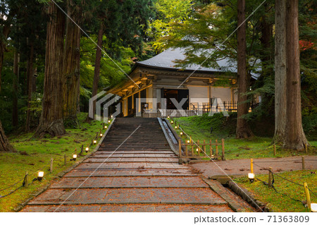 World heritage Iwate Illuminated autumn leaves of Chusonji Konjikido 71363809