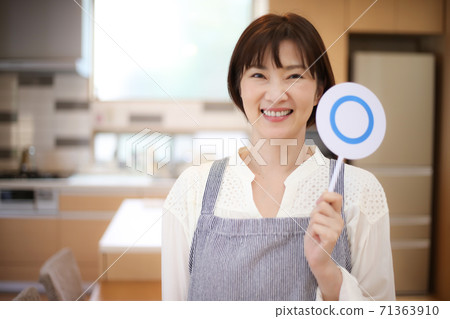 〇Woman with a bill 71363910