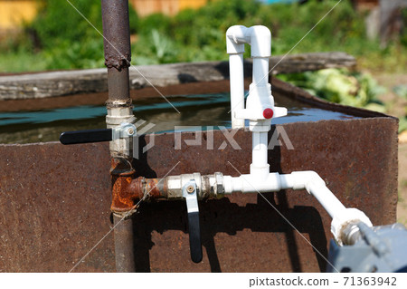 Plumbing from plastic pipes with a connection to a metal column. 71363942