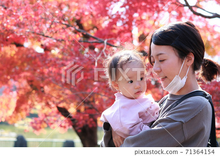 秋葉媽媽和寶寶 71364154