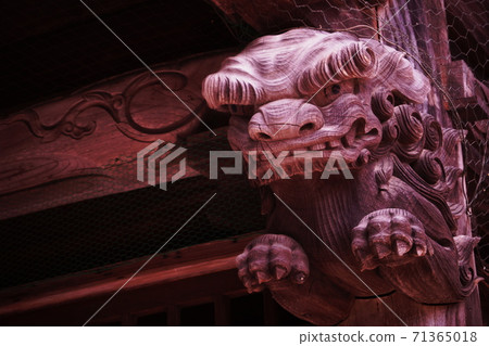 Lion head carved on a pillar 71365018