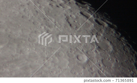 天文望遠鏡拍攝的月球照片 71365891