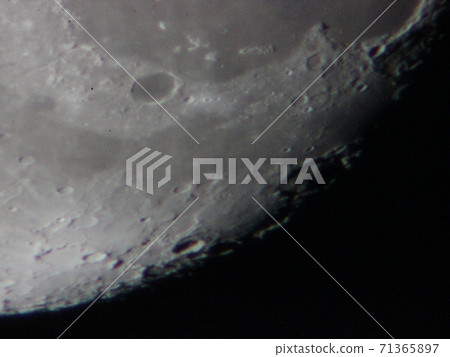 天文望遠鏡拍攝的月球照片 71365897